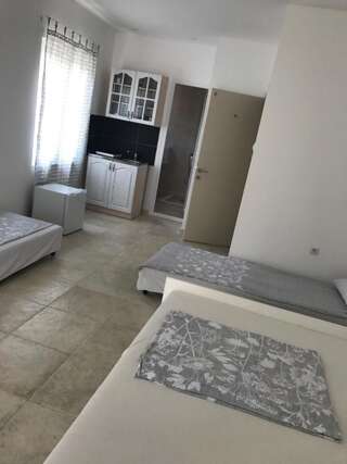 Гостевой дом IN Villa Guesthouse Сутоморе Семейный номер с террасой-8
